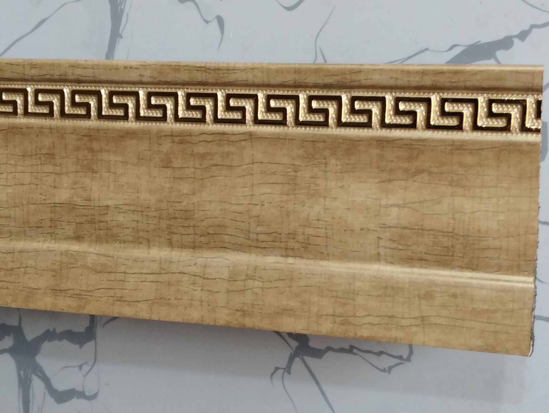 قرنیز لوکس مدرن 9سانت ورسچه طلایی