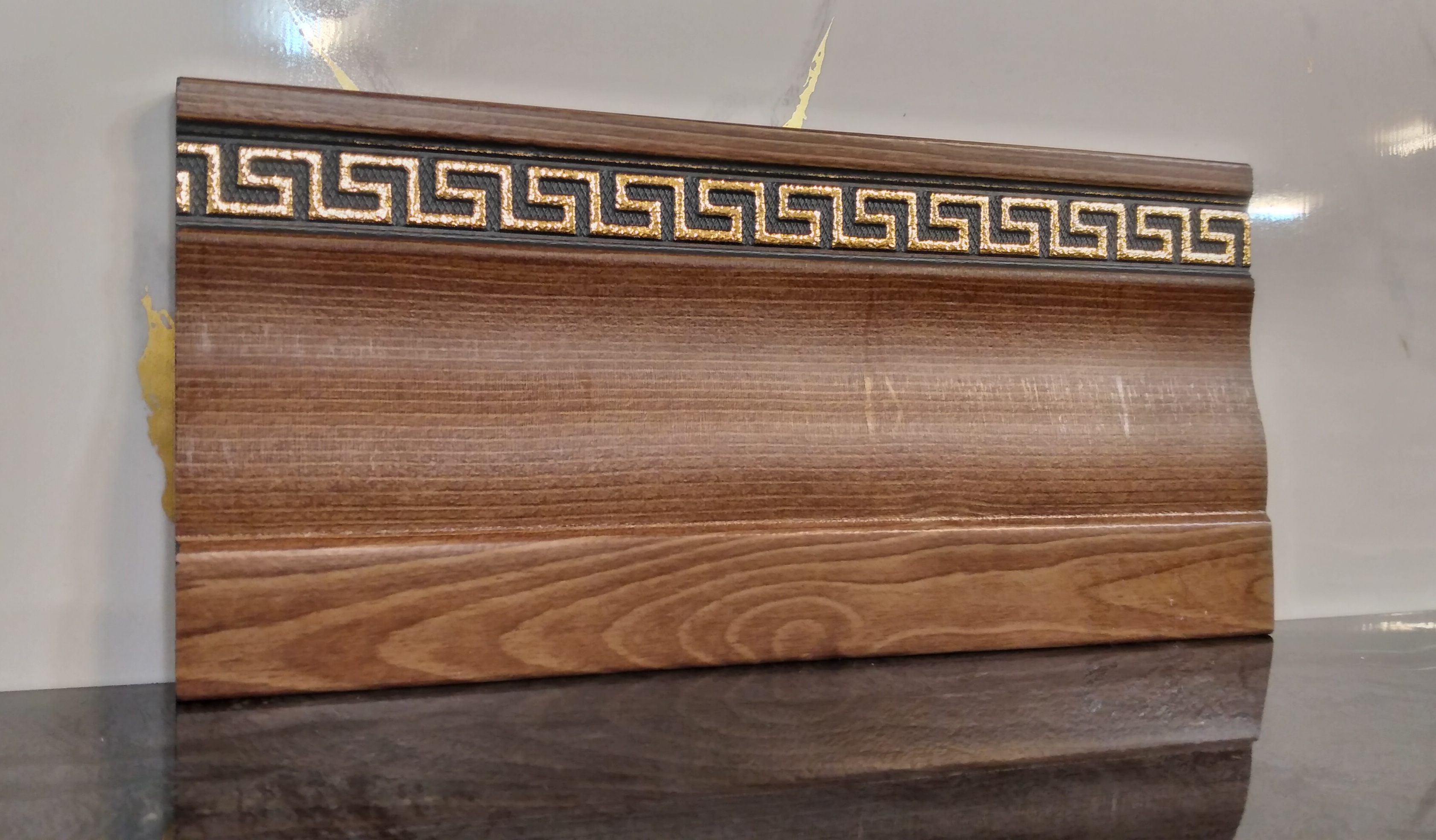 قرنیز پی وی سی طرح ورساچه طلایی