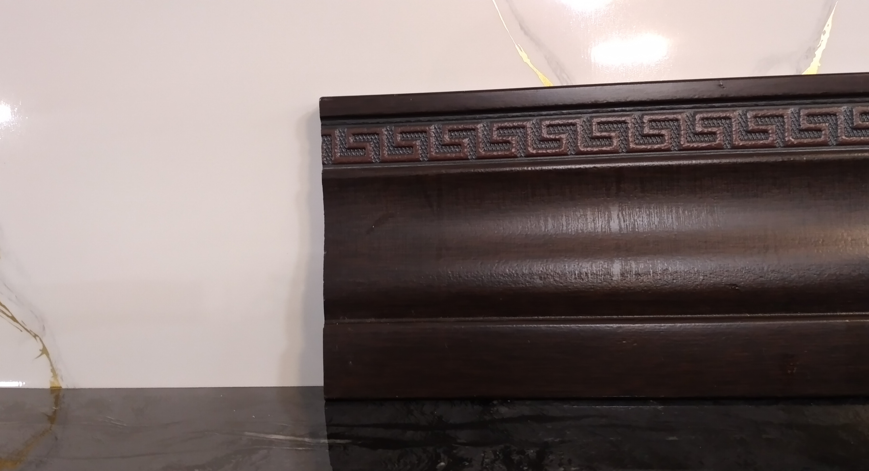 قرنیز ورساچه رنگ تیره قهوه ای